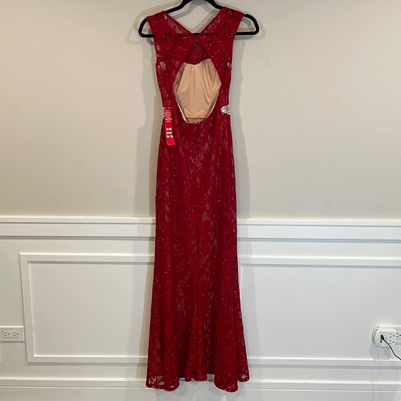 Red lace & glitter gown (5) - Picture 6 of 16